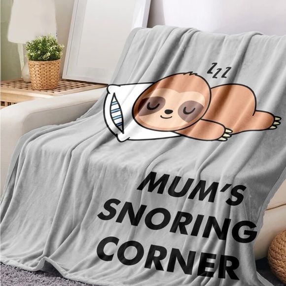 Throw Blanket 🏡 - Picture 2 of 4